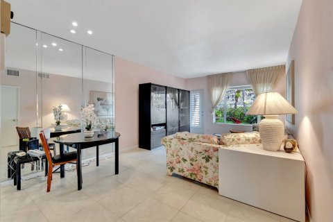 Condo in Highland Beach, Florida, 1 bedroom № 2183279 - photo 10