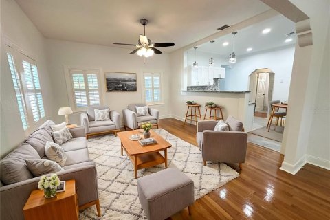 House in Tampa, Florida 4 bedrooms, 181.81 sq.m. № 2166227 - photo 2