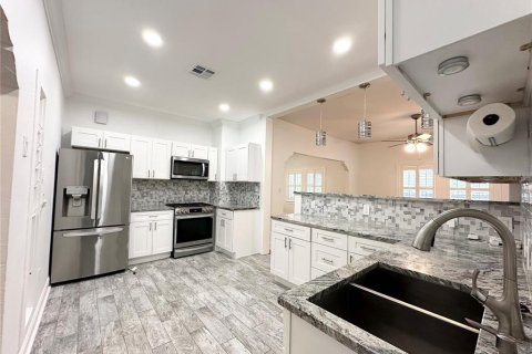 House in Tampa, Florida 4 bedrooms, 181.81 sq.m. № 2166227 - photo 14