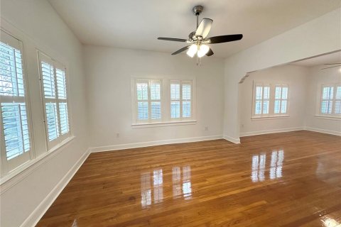 House in Tampa, Florida 4 bedrooms, 181.81 sq.m. № 2166227 - photo 8