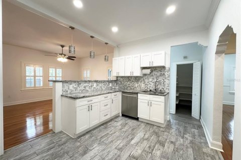 House in Tampa, Florida 4 bedrooms, 181.81 sq.m. № 2166227 - photo 15