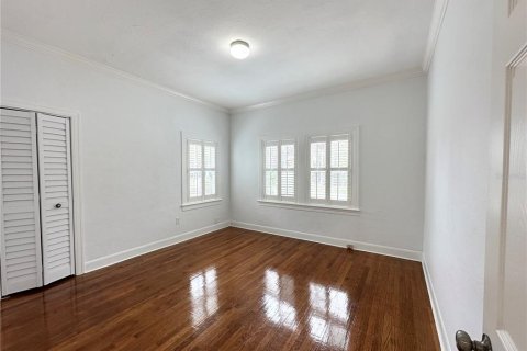 House in Tampa, Florida 4 bedrooms, 181.81 sq.m. № 2166227 - photo 18