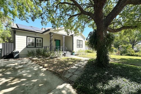 House in Tampa, Florida 4 bedrooms, 181.81 sq.m. № 2166227