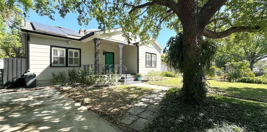 House in Tampa, Florida 4 bedrooms, 181.81 sq.m. № 2166227