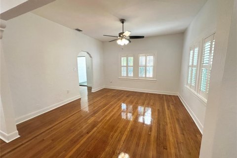 House in Tampa, Florida 4 bedrooms, 181.81 sq.m. № 2166227 - photo 9