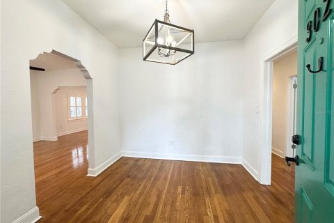 House in Tampa, Florida 4 bedrooms, 181.81 sq.m. № 2166227 - photo 7