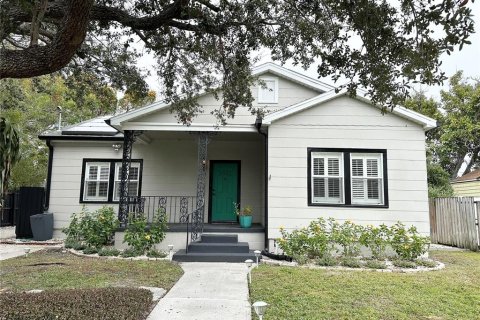 House in Tampa, Florida 4 bedrooms, 181.81 sq.m. № 2166227 - photo 5