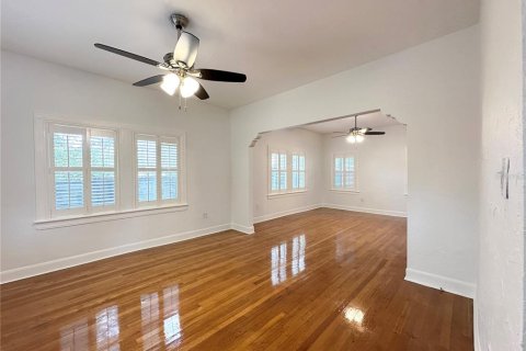 House in Tampa, Florida 4 bedrooms, 181.81 sq.m. № 2166227 - photo 10
