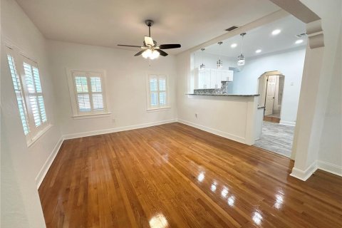 House in Tampa, Florida 4 bedrooms, 181.81 sq.m. № 2166227 - photo 13