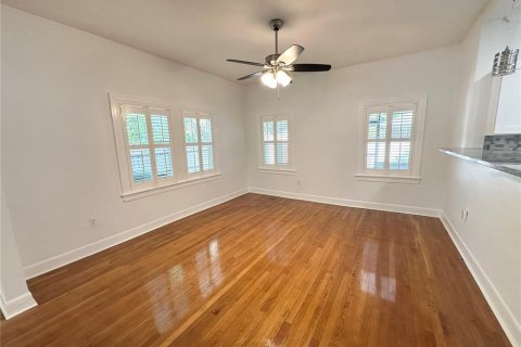 House in Tampa, Florida 4 bedrooms, 181.81 sq.m. № 2166227 - photo 12
