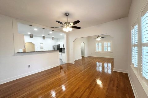 House in Tampa, Florida 4 bedrooms, 181.81 sq.m. № 2166227 - photo 11