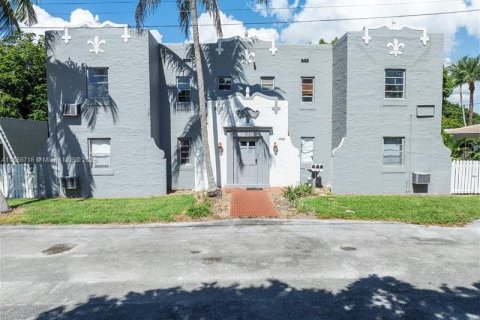 House in Biscayne Park, Florida 4 bedrooms, 270.53 sq.m. № 1888249 - photo 1