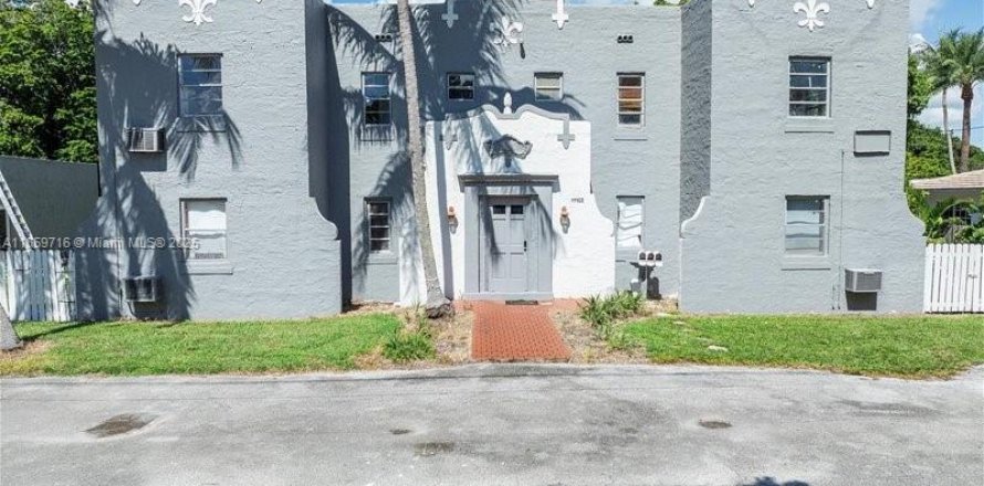 House in Biscayne Park, Florida 4 bedrooms, 270.53 sq.m. № 1888249