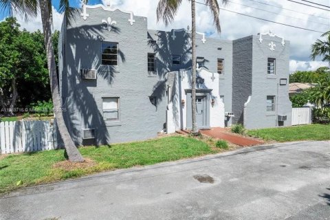 House in Biscayne Park, Florida 4 bedrooms, 270.53 sq.m. № 1888249 - photo 10