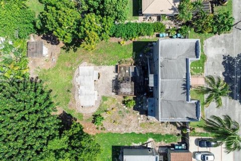 House in Biscayne Park, Florida 4 bedrooms, 270.53 sq.m. № 1888249 - photo 12