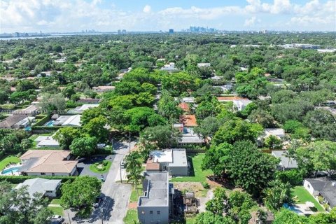 House in Biscayne Park, Florida 4 bedrooms, 270.53 sq.m. № 1888249 - photo 17