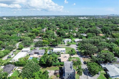 House in Biscayne Park, Florida 4 bedrooms, 270.53 sq.m. № 1888249 - photo 22