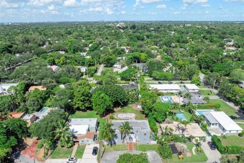 House in Biscayne Park, Florida 4 bedrooms, 270.53 sq.m. № 1888249 - photo 15