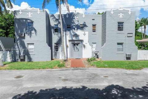 House in Biscayne Park, Florida 4 bedrooms, 270.53 sq.m. № 1888249 - photo 9