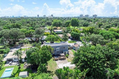 House in Biscayne Park, Florida 4 bedrooms, 270.53 sq.m. № 1888249 - photo 27
