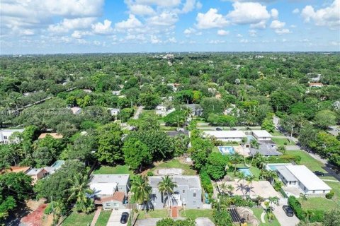 House in Biscayne Park, Florida 4 bedrooms, 270.53 sq.m. № 1888249 - photo 24