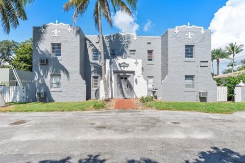 House in Biscayne Park, Florida 4 bedrooms, 270.53 sq.m. № 1888249 - photo 8