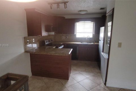 Appartement à louer à Hialeah, Floride: 2 chambres, 80.82 m2 № 2390018 - photo 5