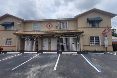 Appartement à louer à Hialeah, Floride: 2 chambres, 80.82 m2 № 2390018 - photo 2