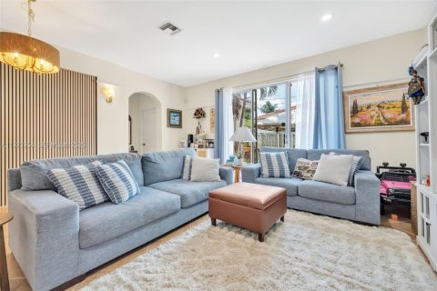 Touwnhouse à louer à Pembroke Pines, Floride: 3 chambres, 163.88 m2 № 1982884 - photo 8