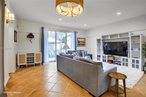 Touwnhouse à louer à Pembroke Pines, Floride: 3 chambres, 163.88 m2 № 1982884 - photo 11