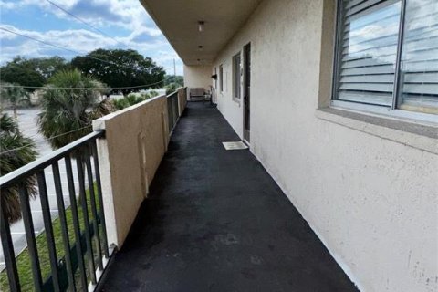 Condo in Lakeland, Florida, 2 bedrooms № 2103684 - photo 4
