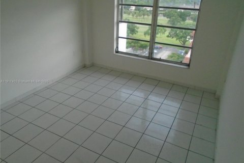 Снять в аренду кондоминиум в Лодерхилл, Флорида 2 спальни, 90.3м2, № 2082579 - фото 20