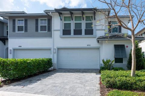 Townhouse in Palm Beach Gardens, Florida 4 bedrooms, 237.64 sq.m. № 1224466 - photo 1
