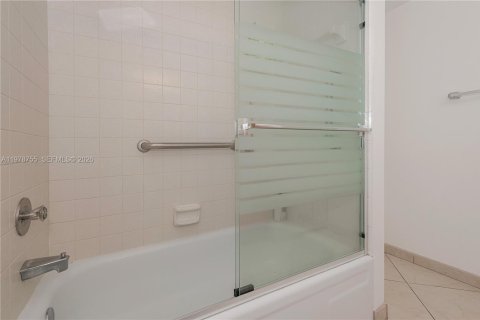 Copropriété à vendre à Hallandale Beach, Floride: 3 chambres, 165.37 m2 № 2044518 - photo 30