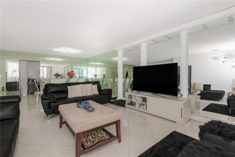 Copropriété à vendre à Hallandale Beach, Floride: 3 chambres, 165.37 m2 № 2044518 - photo 19