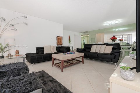 Copropriété à vendre à Hallandale Beach, Floride: 3 chambres, 165.37 m2 № 2044518 - photo 17