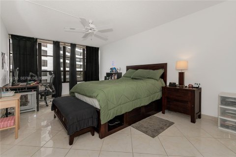 Copropriété à vendre à Hallandale Beach, Floride: 3 chambres, 165.37 m2 № 2044518 - photo 26