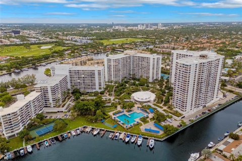 Copropriété à vendre à Hallandale Beach, Floride: 3 chambres, 165.37 m2 № 2044518 - photo 2