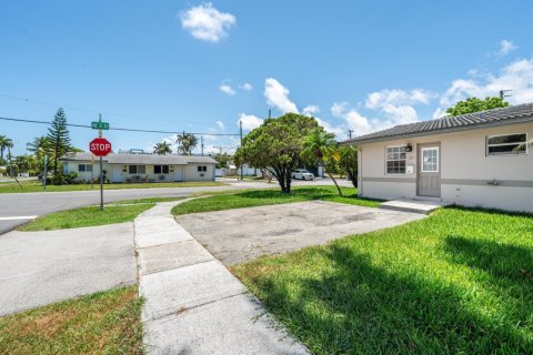 Propiedad comercial en alquiler en Dania Beach, Florida, 2 dormitorios, 106.93 m2 № 1222630 - foto 1