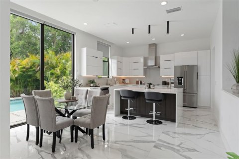 House in Tampa, Florida 4 bedrooms, 278.99 sq.m. № 1614578 - photo 23