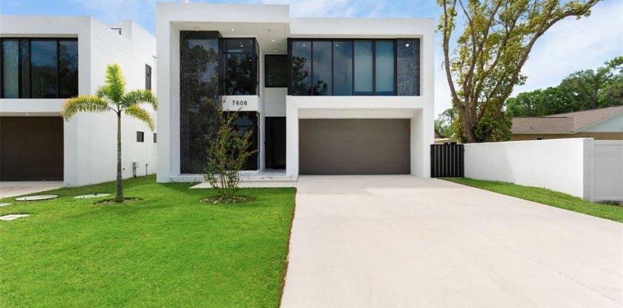 House in Tampa, Florida 4 bedrooms, 278.99 sq.m. № 1614578