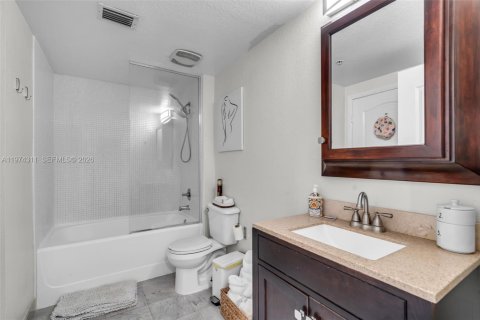 Condo in Miami, Florida, 1 bedroom  № 2036539 - photo 12