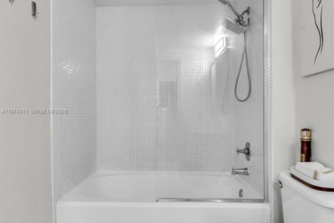 Condo in Miami, Florida, 1 bedroom  № 2036539 - photo 13