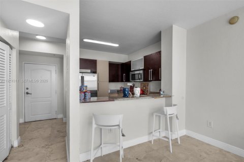 Condo in Miami, Florida, 1 bedroom  № 2036539 - photo 6