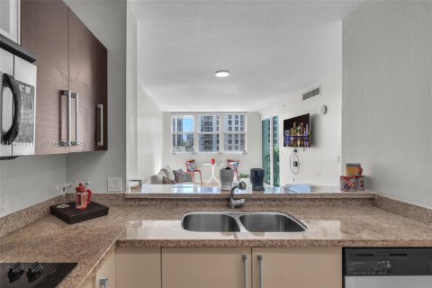 Condo in Miami, Florida, 1 bedroom  № 2036539 - photo 8