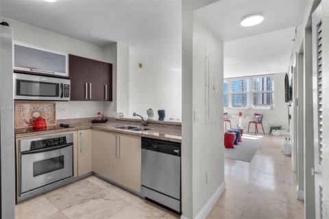 Condo in Miami, Florida, 1 bedroom  № 2036539 - photo 2