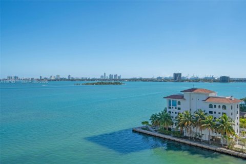 Condo in Miami, Florida, 1 bedroom  № 2036539 - photo 17