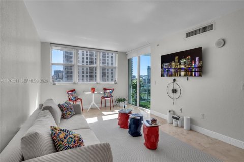 Condo in Miami, Florida, 1 bedroom  № 2036539 - photo 3