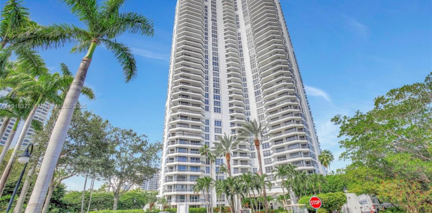 Кондоминиум с 2 спальнями в Авентура, Флорида № 1973194