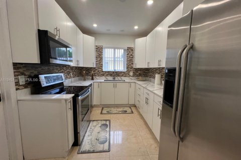 Villa ou maison à louer à North Miami Beach, Floride: 5 chambres, 185.53 m2 № 2002198 - photo 9